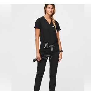 Figs Black Women's Scrub Pants & Top Set